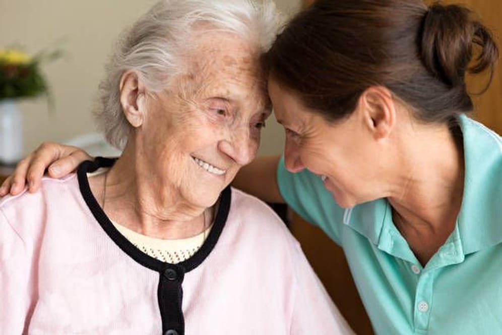 Pfleger und Pflegebedürftiger: Die Wahl des richtigen Pflegeheims ist eine schwierige Aufgabe.
