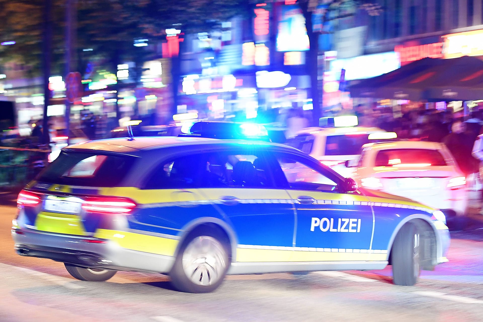 Ein Streifenwagen der Polizei im Einsatz (Symbolbild): Die Beamten haben den Anfangsverdacht eines Tötungsdelikts.