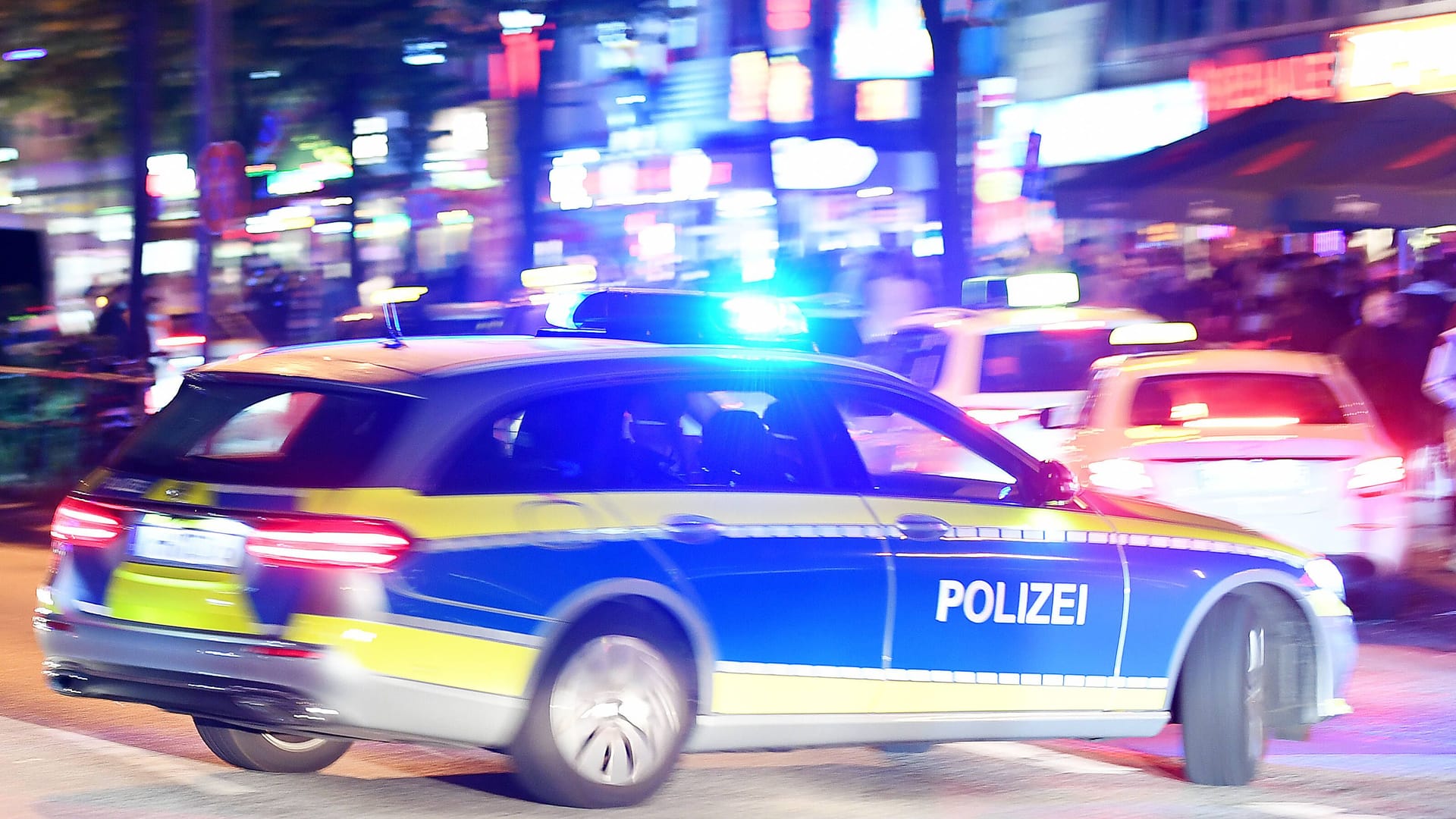 Ein Streifenwagen der Polizei im Einsatz (Symbolbild): Die Beamten haben den Anfangsverdacht eines Tötungsdelikts.