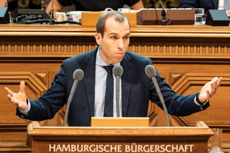 Dennis Thering bei einer Sitzung der Hamburgerischen Bürgerschaft (Archivbild): Der Chef der CDU-Fraktion in Hamburg positioniert sich im Umgang mit Klimaaktivisten deutlich.