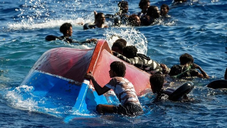 Verunglückte Migranten im Mittelmeer (Archivbild): Die Route gilt als gefährlich.