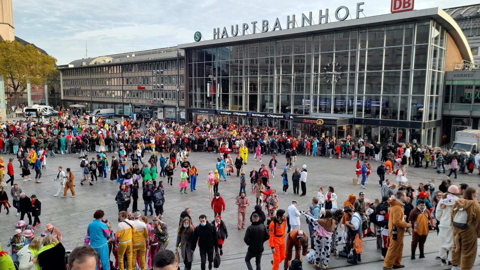 Feiernde am Kölner Hauptbahnhof: Die Stadt Köln rechnet zum Sessionsauftakt mit einem großen Andrang.