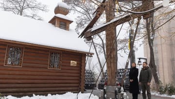 Wolodymyr Selenskyj und seine Frau Olena stehen an einem mit Schnee bedeckten Mahnmal (Archivbild): Der Winter wird hart, sagt der Präsident.