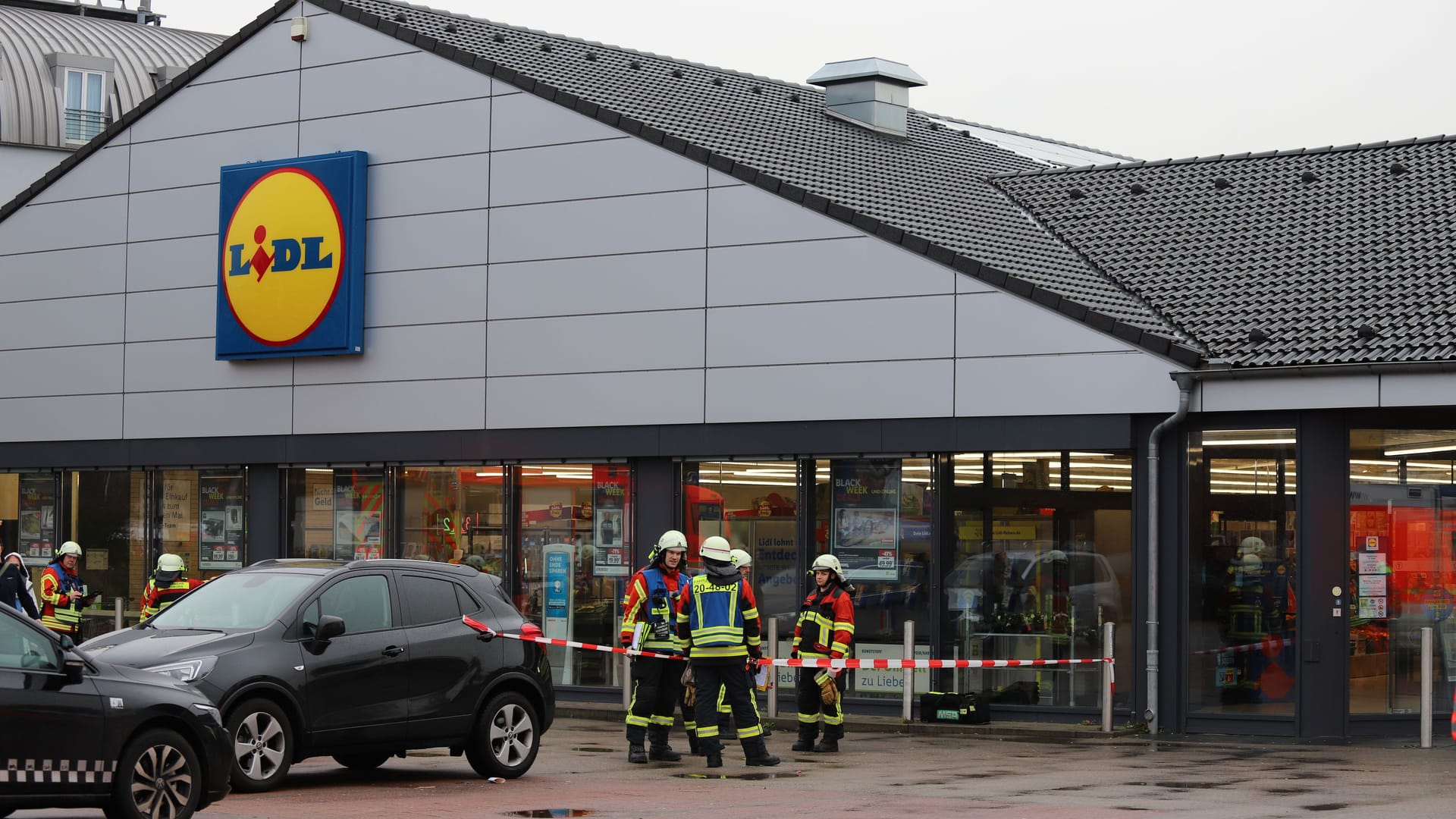 Einsatzkräfte vor dem Supermarkt: Die Feuerwehr kontrollierte den Laden anschließend. Einsatzkräfte vor dem Supermarkt: Die Feuerwehr kontrollierte den Laden anschließend.