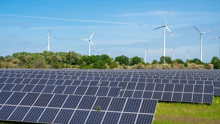Alternative Problemlösung: Dezentrale Energieinfrastruktur durch Wind- und Solarparks könnte den Energieverlust reduzieren. (Symbolbild)
