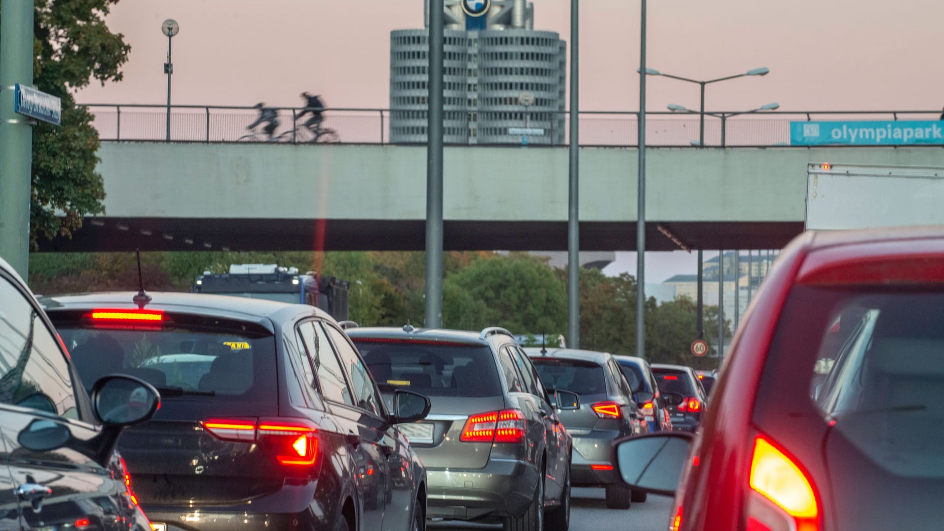 Stau auf dem Mittleren Ring in München im abendlichen Berufsverkehr