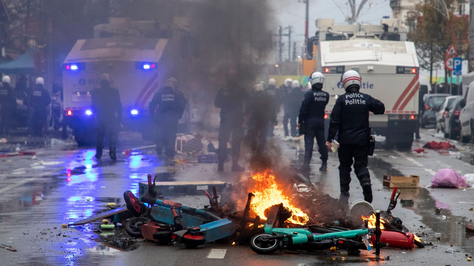 Unschöne Szenen in Brüssel: Die Polizei musste wegen Fan-Ausschreitungen eingreifen.