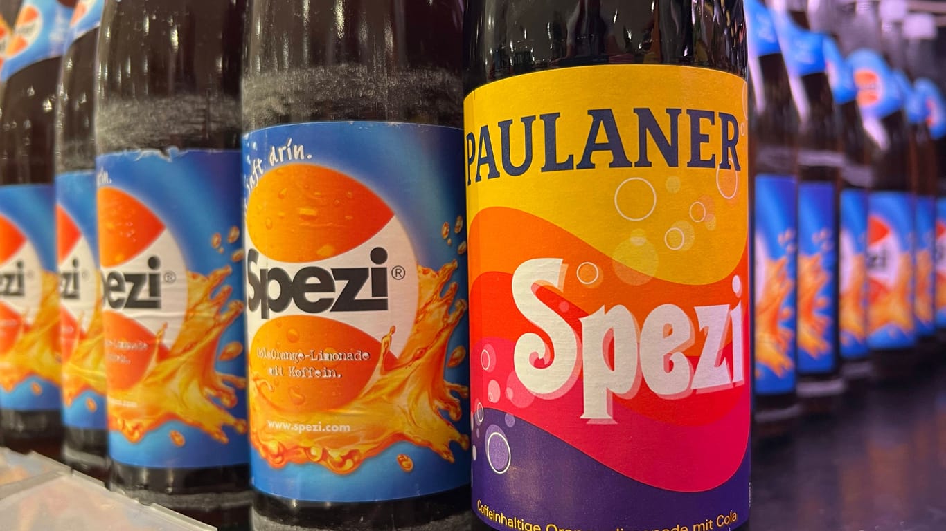 Spezi-Flaschen von Paulaner und Riegele in einem Regal (Archivbild): Von Krombacher soll 2023 eine neue Spezi in den Markt kommen.