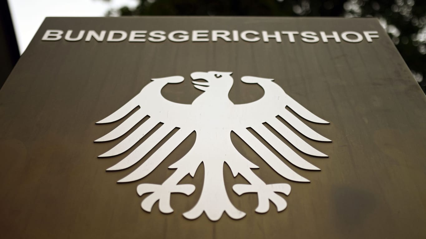 Das Schild vor dem Bundesgerichtshof (BGH) in Karlsruhe: Heute wurde ein Urteil über die Autokredit-Klausel bei Mercedes gefällt.