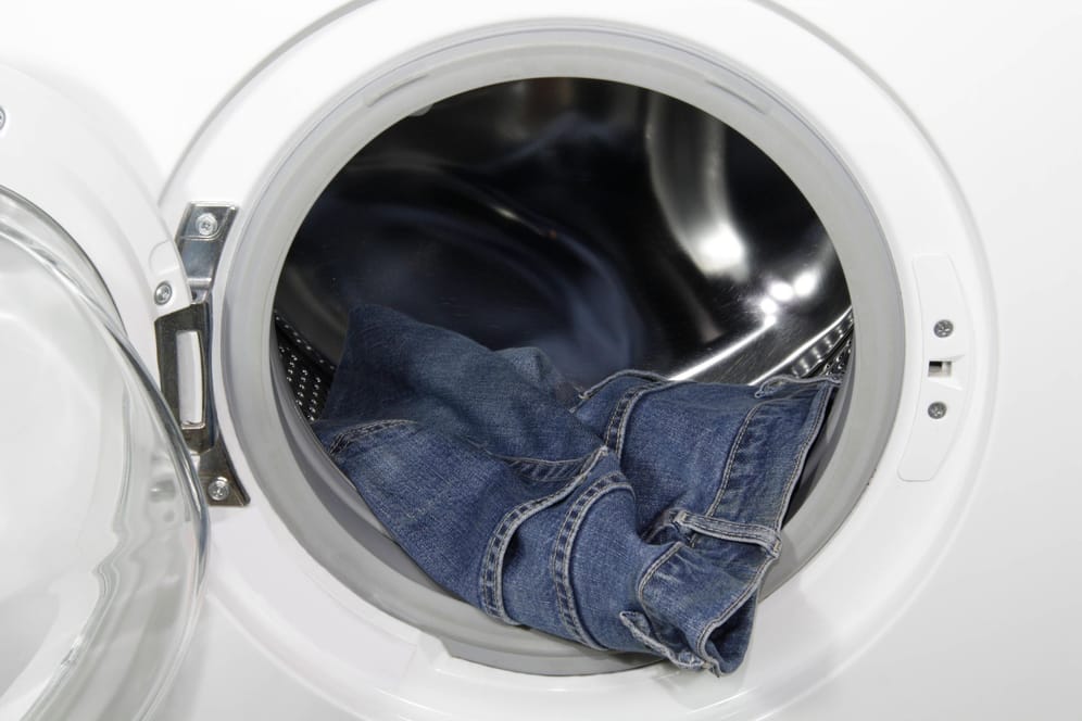﻿Bei hartnäckigen Fettflecken muss die Jeanshose mehr als einmal gewaschen werden.