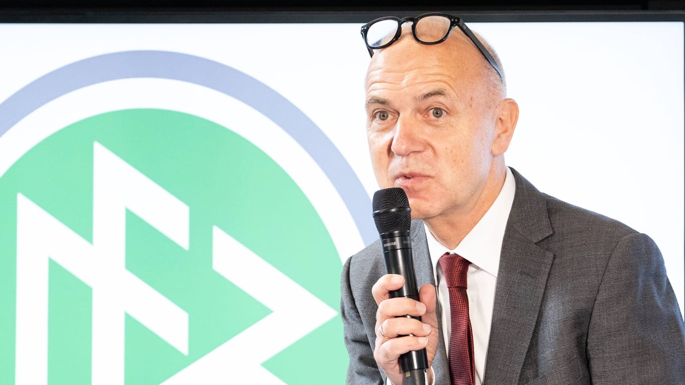 DFB-Präsident Bernd Neuendorf: Er fordert einen Entschädigungsfonds für die Familien zu Tode gekommener Gastarbeiter von Katar und der Fifa.