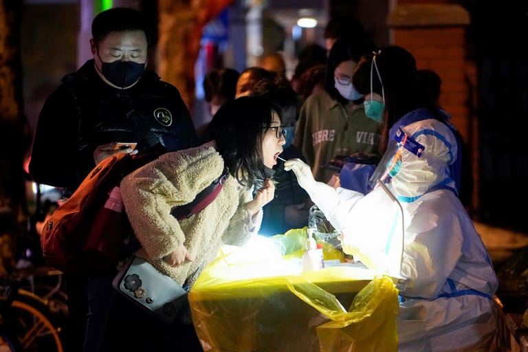 Coronatests in Shanghai: Während sich immer mehr Menschen den Protesten anschließen, erreichten die Corona-Zahlen in China ein neues Rekordhoch.