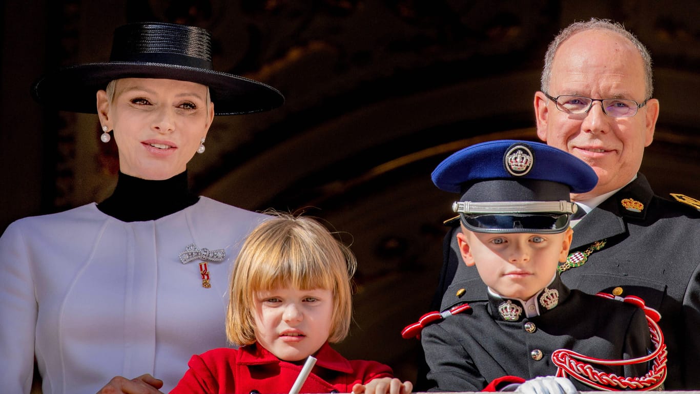 Charlène und Albert am 19. November 2022 mit ihren Kindern auf dem Balkon des Palasts.