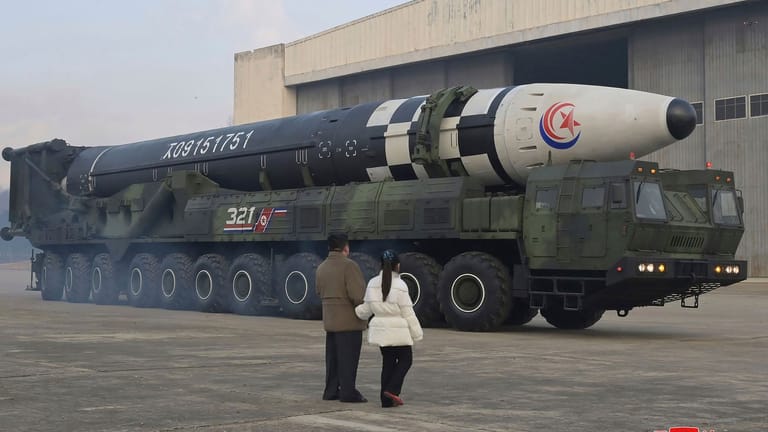 Kim Jong Un und seine Tochter betrachten die "Monsterrakete".