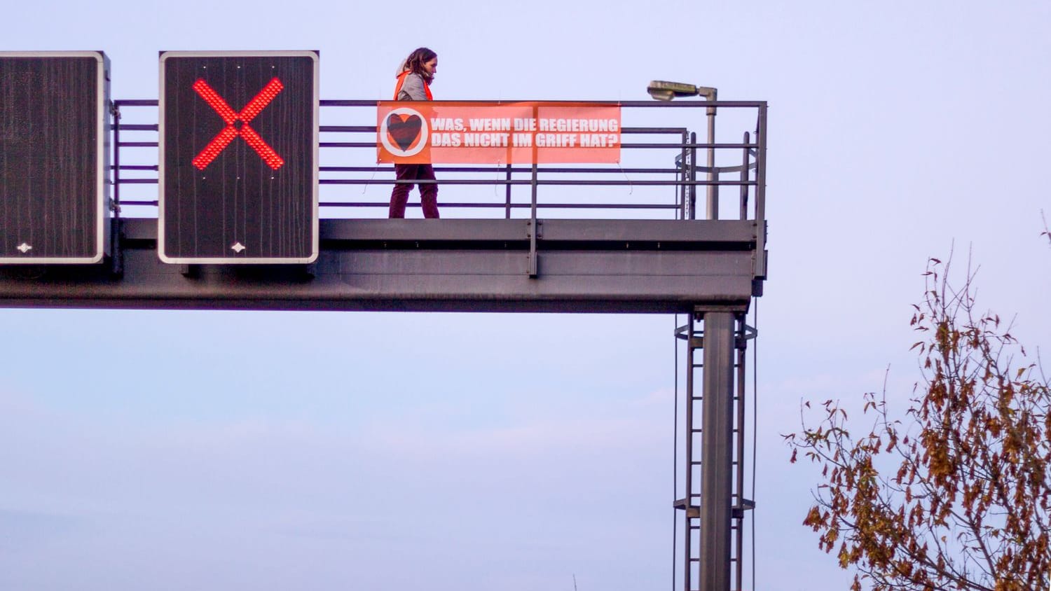 Klimaaktivistin auf einer Schilderbrücke über der Autobahn (Archivbild): Die Polizei hat die Avus gesperrt.