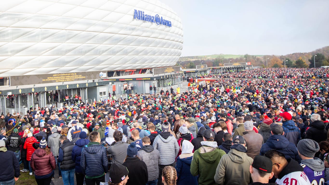 Großer Andrang: Das Areal vor der Allianz Arena am Tag des Spiels.