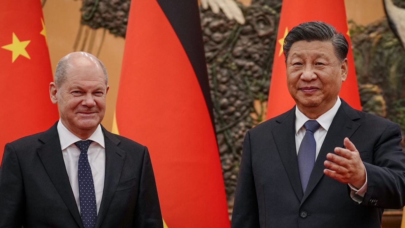 Xi Jinping empfängt Olaf Scholz in der Großen Halle des Volkes in Peking.