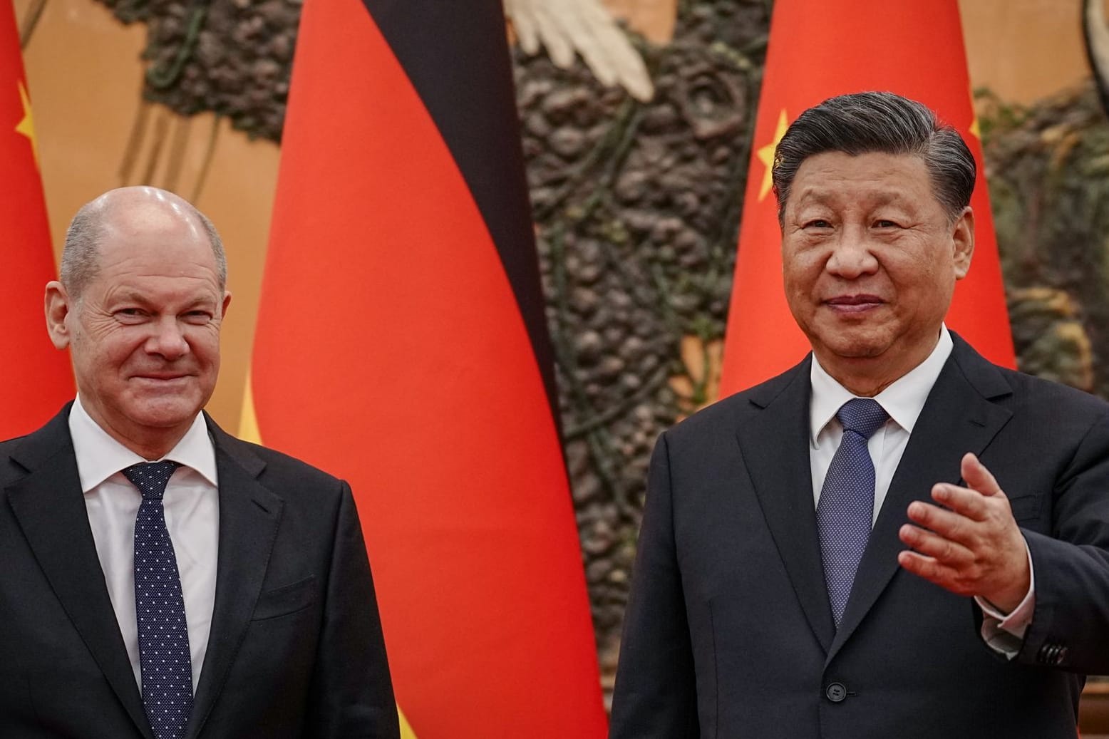 Xi Jinping empfängt Olaf Scholz in der Großen Halle des Volkes in Peking.