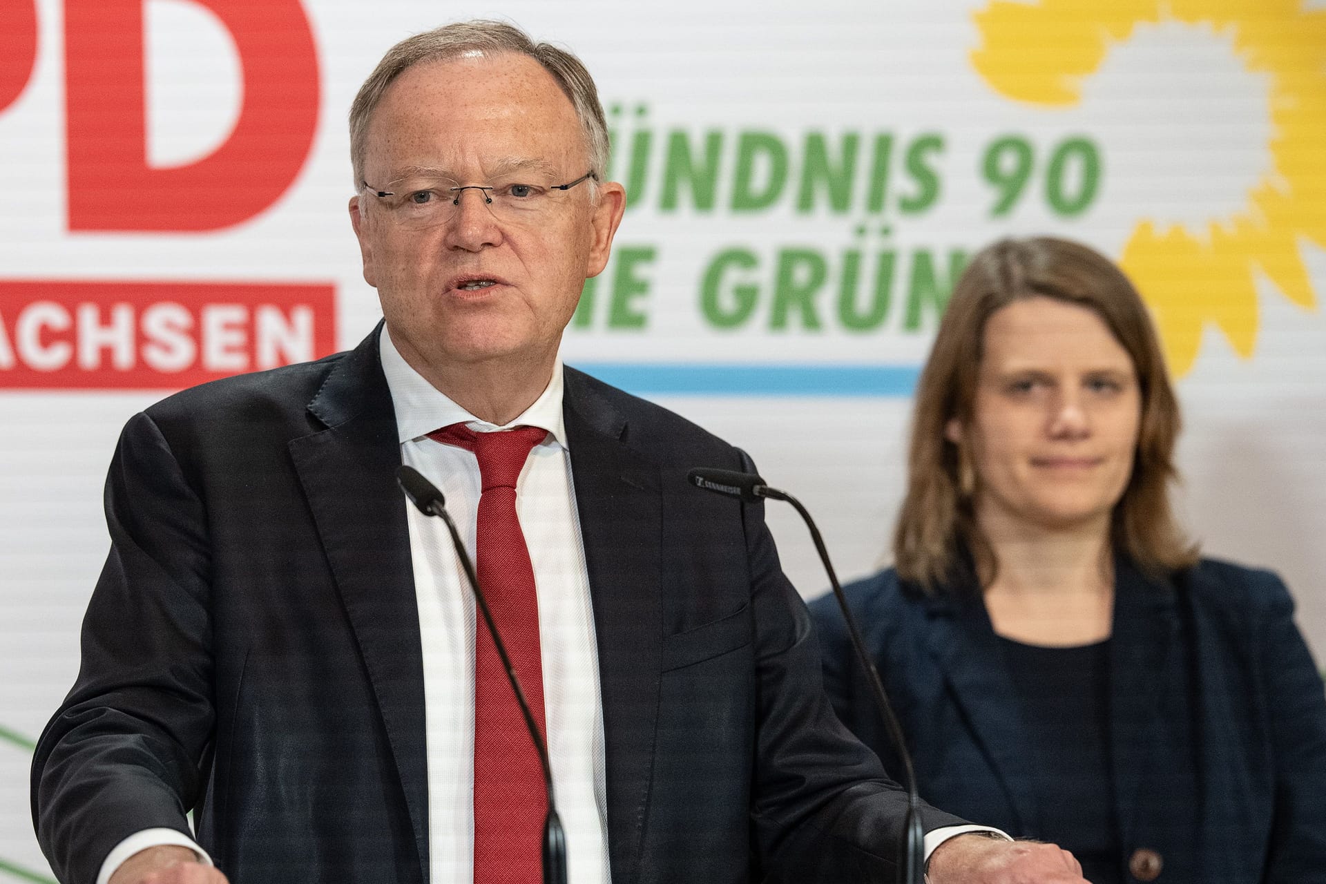 Stephan Weil (SPD), Ministerpräsident von Niedersachsen, und Julia Willie Hamburg (Bündnis 90/Die Grünen), haben die Koalitionsverhandlungen zu einem erfolgreichen Ende geführt.