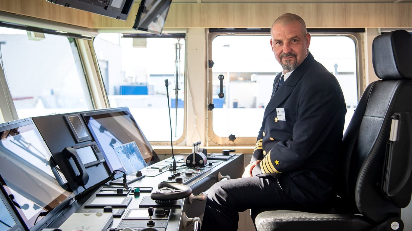 Kapitän Silvio Neugebauer auf der Brücke des neuen Forschungsschiffs.