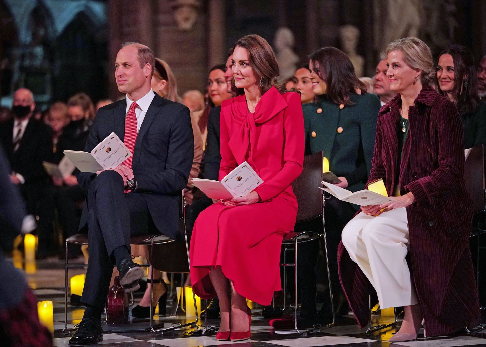 Prinzessin Kate zusammen mit Prinz William und Herzogin Sophie beim Weihnachtskonzert 2021