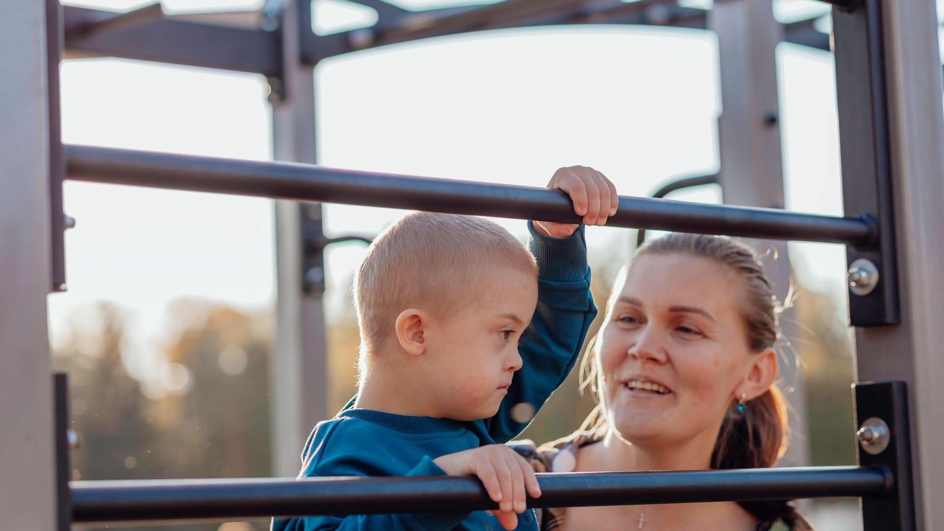 Kind mit Downsyndrom auf dem Spielplatz (Symbolbild): Für pflegebedürftige Kinder erkennt die Rentenversicherung andere Erziehungszeiten an. Kind mit Downsyndrom auf dem Spielplatz (Symbolbild): Für pflegebedürftige Kinder erkennt die Rentenversicherung andere Erziehungszeiten an.