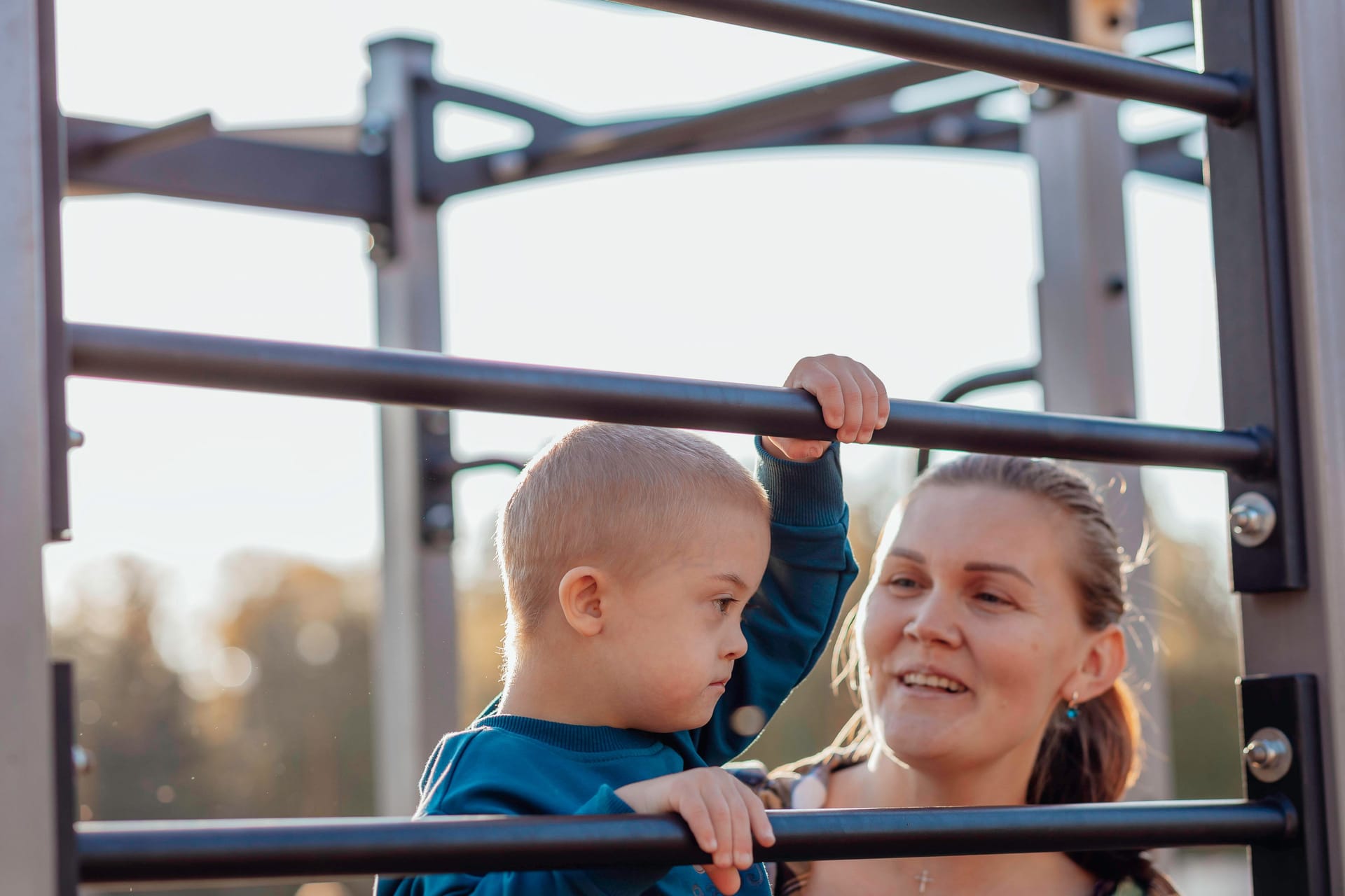 Kind mit Downsyndrom auf dem Spielplatz (Symbolbild): Für pflegebedürftige Kinder erkennt die Rentenversicherung andere Erziehungszeiten an.