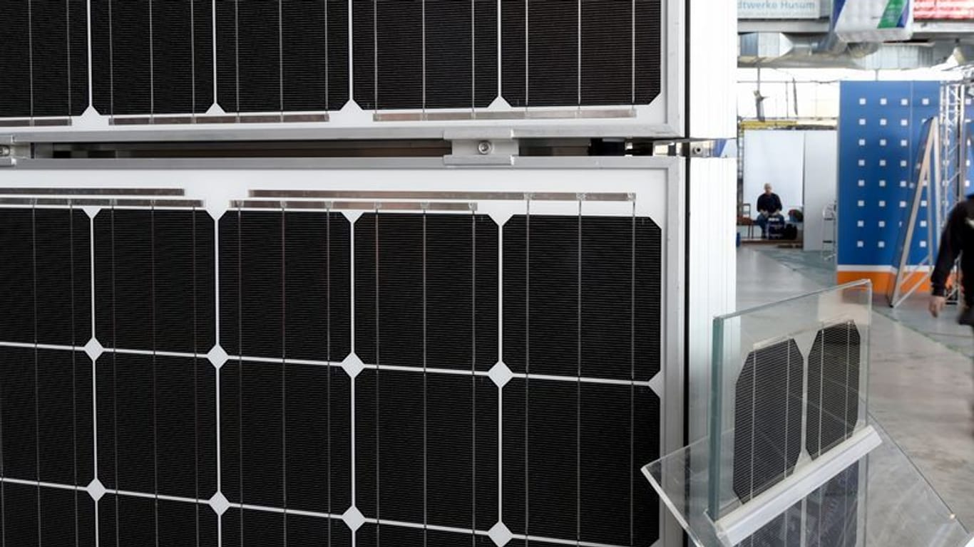 Eine Mini-Solaranlage: Mieter sollten mit Ihrem Vermieter sprechen, bevor sie sich eine Solaranlage für den Balkon holen.