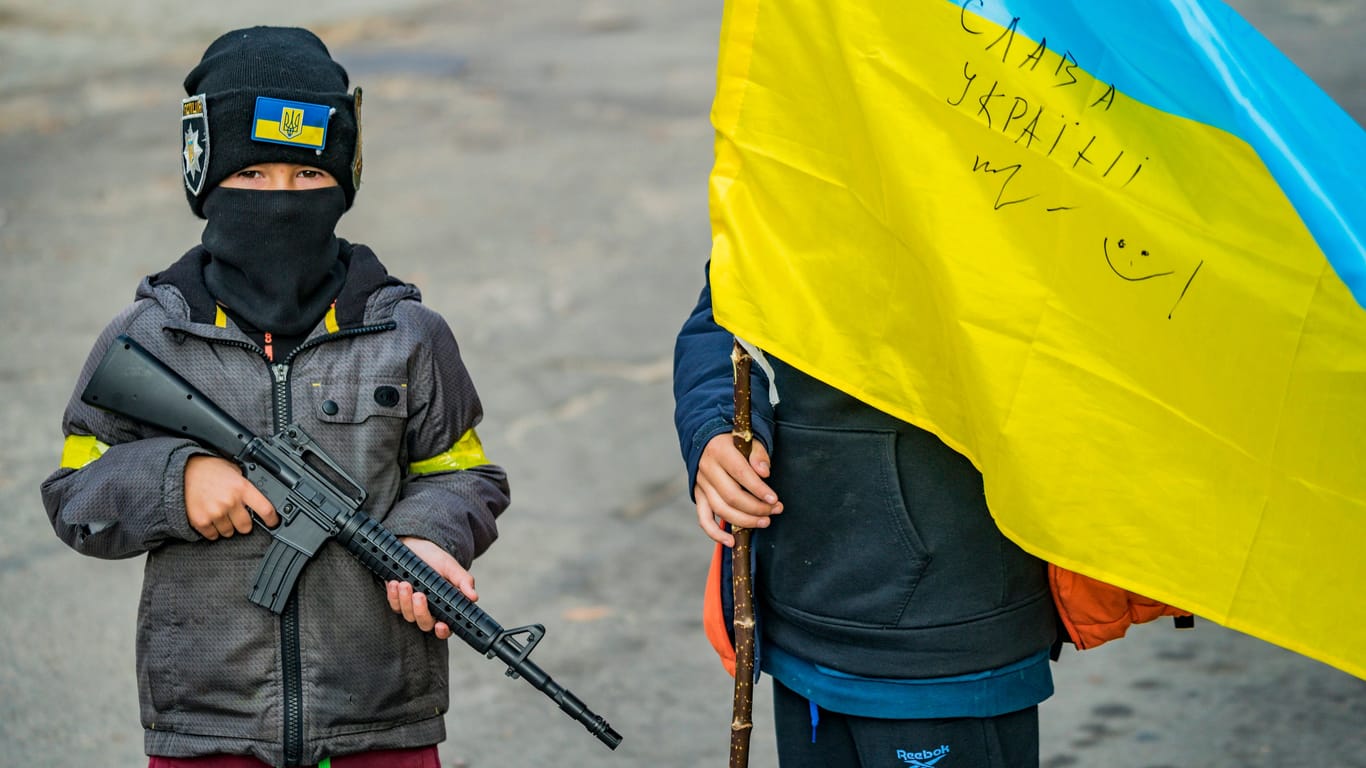 Kinder im Ukraine-Krieg mit einem Plastikgewehr: Hunderte Kinder wurden bereits getötet.