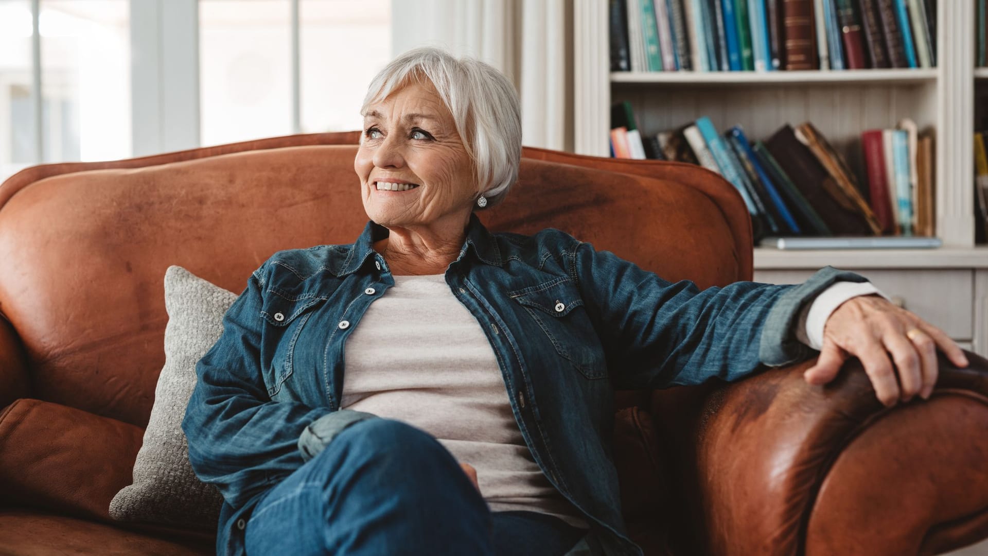 Rentnerin sitzt entspannt im Sessel (Symbolbild): Kaum eine Frau bringt es zu einer Rente von 2.500 Euro.