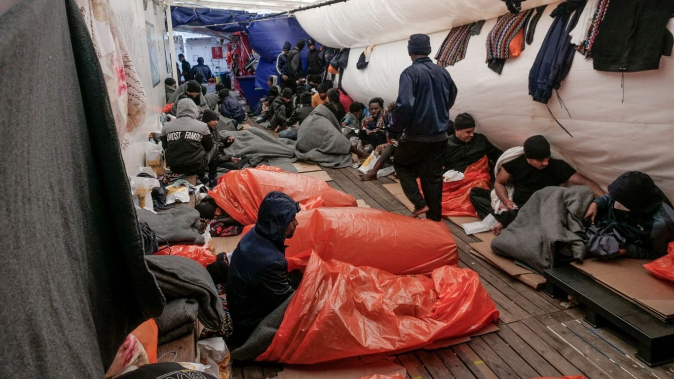 Aus Seenot gerettete Migranten auf der "Ocean Viking": Frankreich erlaubt dem Rettungsschiff nun, in Toulon anzulegen.