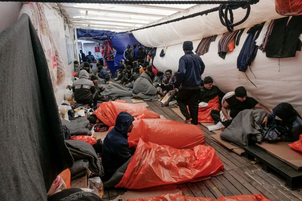 Aus Seenot gerettete Migranten auf der "Ocean Viking": Frankreich erlaubt dem Rettungsschiff nun, in Toulon anzulegen.