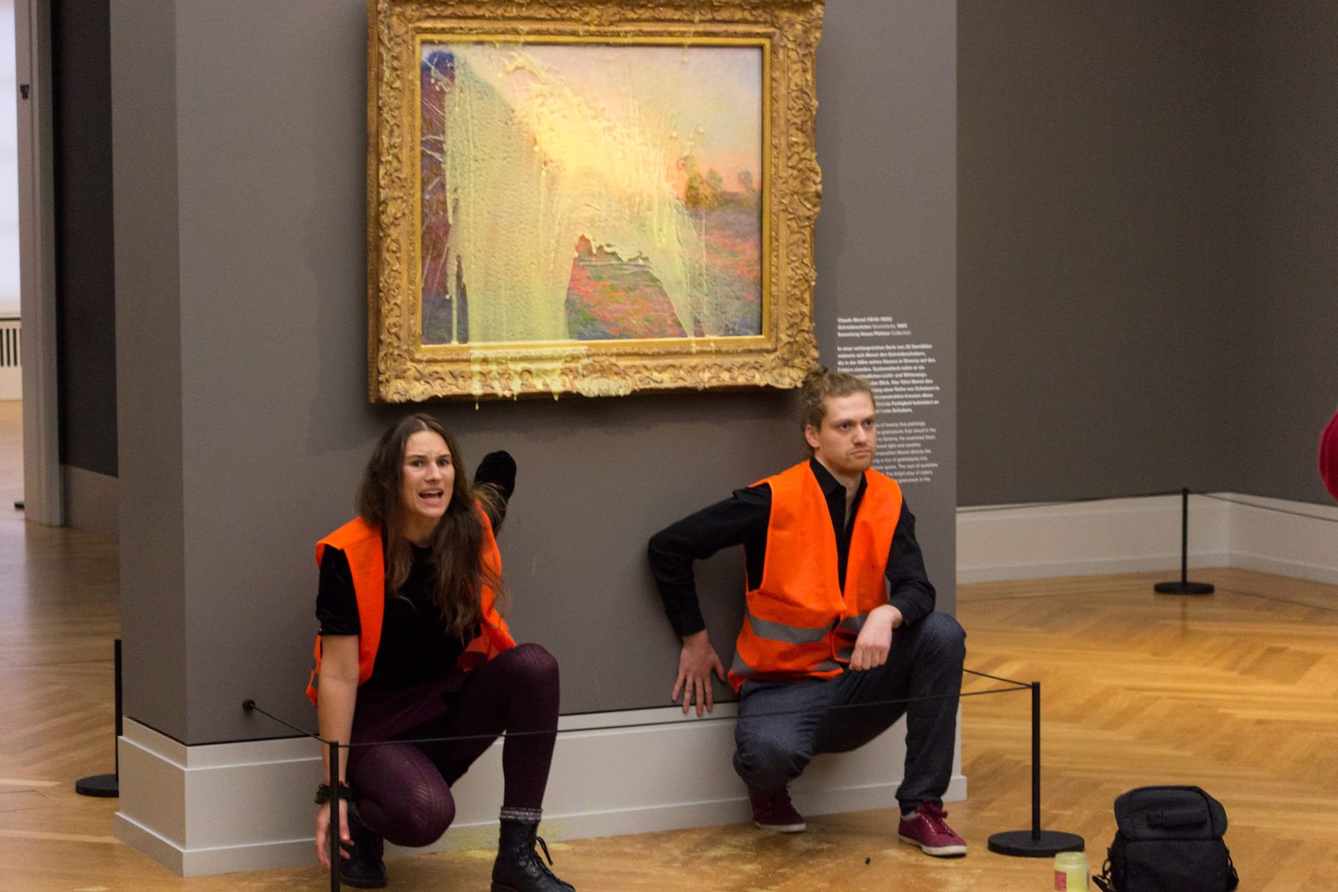 Protestaktion im Museum Barberini in Potsdam: Claude Monets Gemälde "Les Meules" ist mehr als 111 Millionen Euro wert. Bei der Aktion von "Letzte Generation" bewarrfen die Aktivisten das Gemälde mit Kartoffelbrei. Anschließend klebten sie sich fest. Das Museum blieb eine Woche geschlossen.