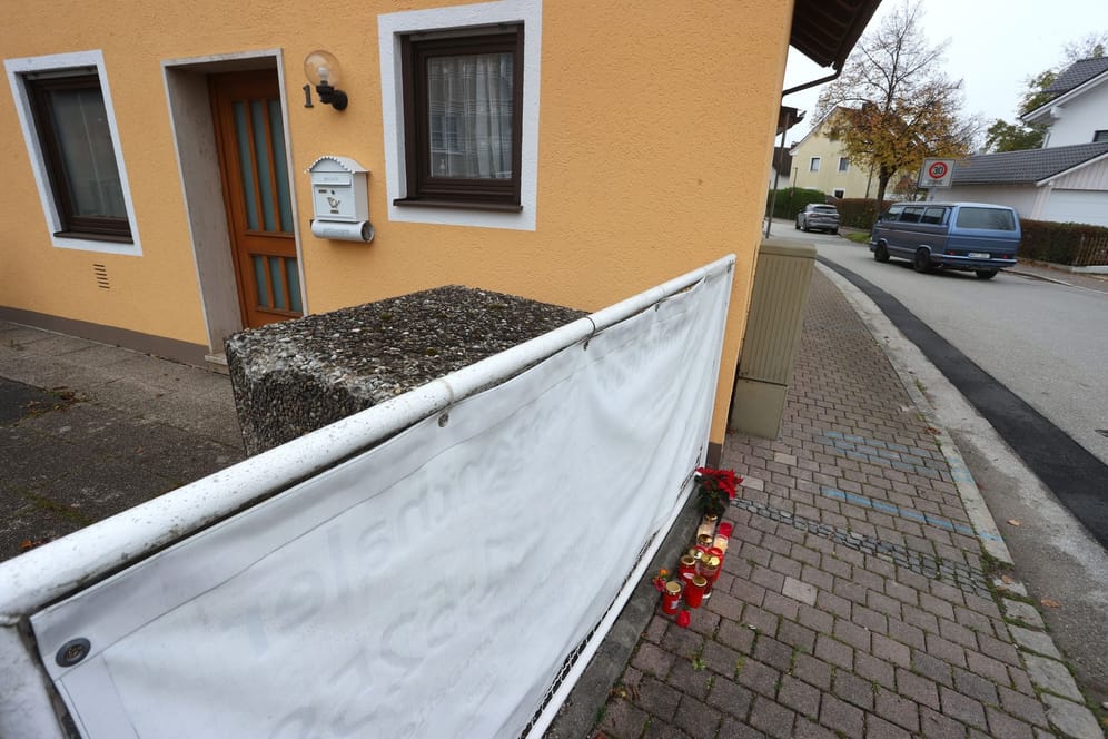 Kerzen und Blumen stehen vor dem Haus in Weilheim, in dem die getöteten Schwestern entdeckt wurden: Das Ergebnis der Obduktion liegt inzwischen vor
