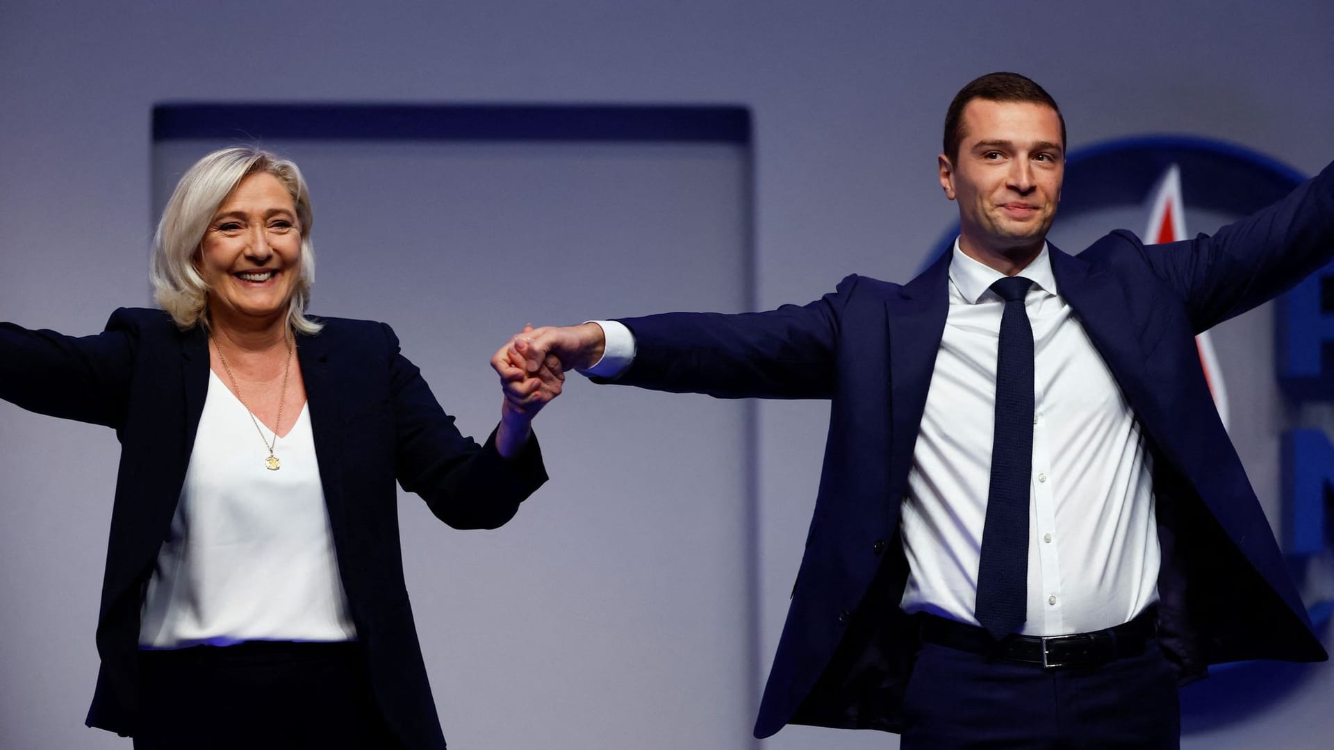 Marine Le Pen und Jordan Bardella: Der bisherige Interimschef fuhr einen deutlichen Wahlsieg ein.