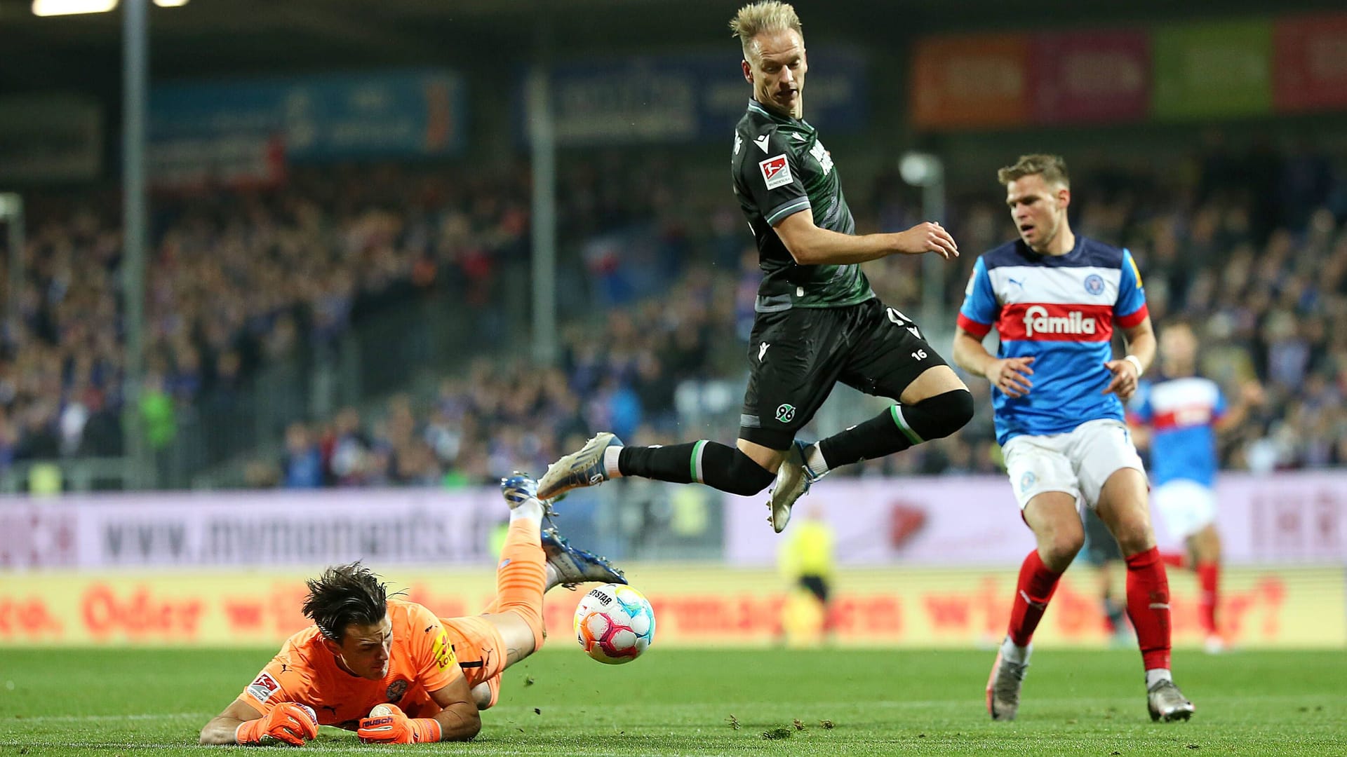 Holstein Kiel und Hannover 96 liefern sich ein packendes Nordderby.