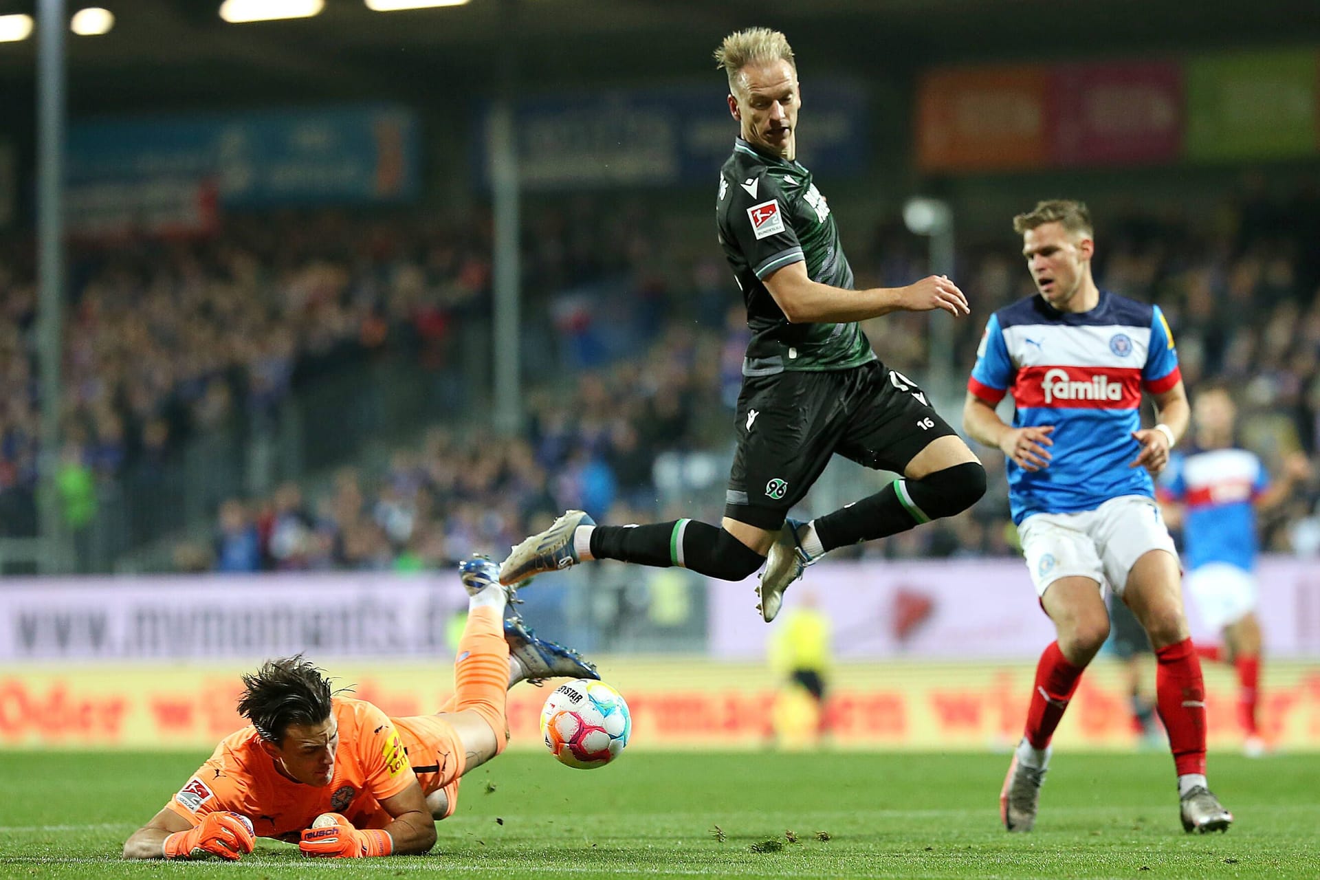 Holstein Kiel und Hannover 96 liefern sich ein packendes Nordderby.