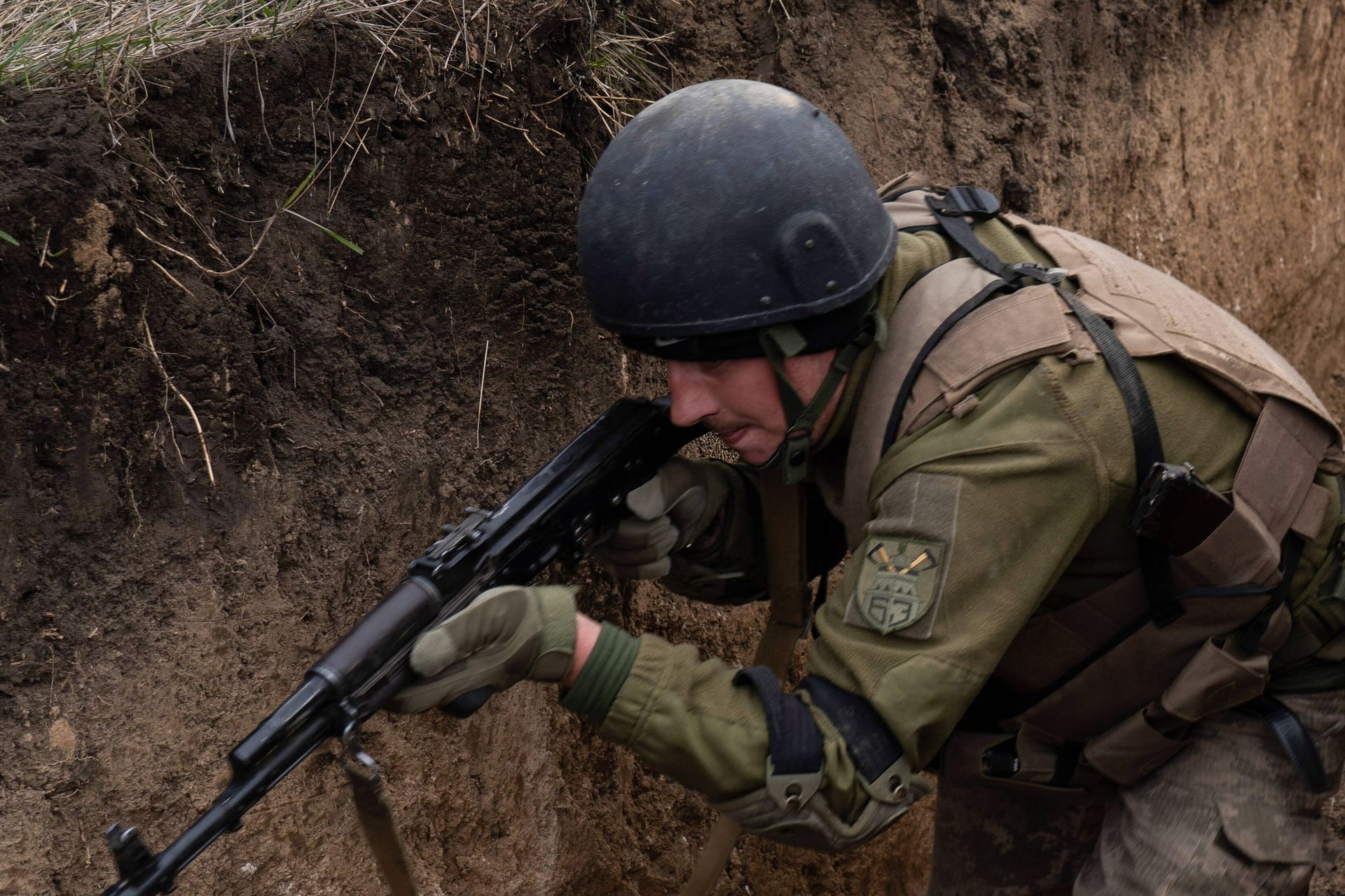 Ukrainische Soldaten in Schützengräben, in denen zuvor russische Truppen waren.