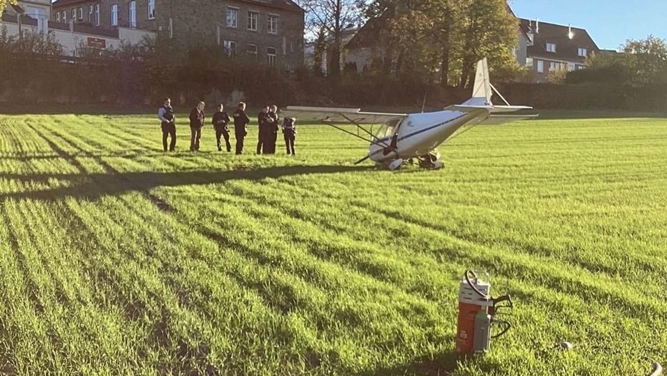 Ein Kleinflugzeug landete in Niederwenigern auf einer Wiese: Der Pilot blieb unverletzt.