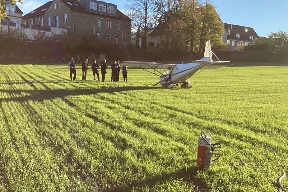 Ein Kleinflugzeug landete in Niederwenigern auf einer Wiese: Der Pilot blieb unverletzt.