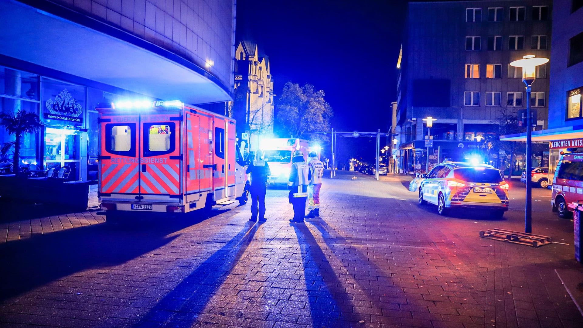 Großeinsatz in Essen: Ein Mann hat in der Sonntagnacht in einer Discothek Clubbesucher mit einem Messer angegriffen. Großeinsatz in Essen: Ein Mann hat in der Sonntagnacht in einer Discothek Clubbesucher mit einem Messer angegriffen.