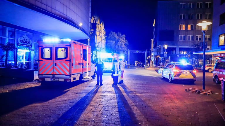 Großeinsatz in Essen: Ein Mann hat in der Sonntagnacht in einer Discothek Clubbesucher mit einem Messer angegriffen.