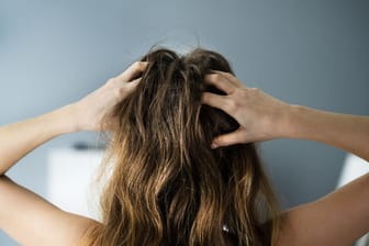 Haare richtig pflegen: Besonders wenn es draußen ungemütlich ist, werden unsere Haare widerspenstig.
