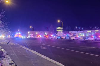 Einsatzfahrzeuge am Tatort in Colorado Springs: In einem Nachtclub sind fünf Menschen getötet worden.
