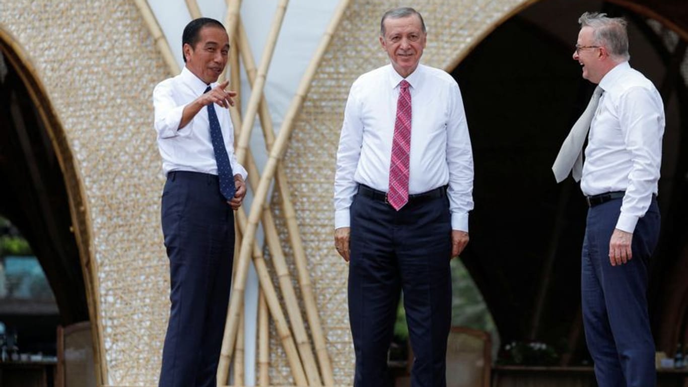 Gruppenbild im Urlaubsparadies: Mit Hemd und Krawatte wurden die Staats- und Regierungschefs der G20 in Bali am Strand fotografiert.