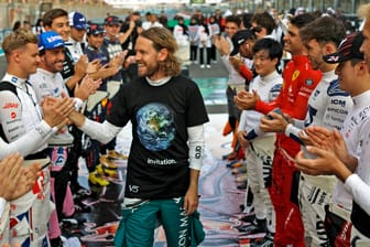 Sebastian Vettel: Er hat im letzten Rennen einen Punkt geholt und wurde von den Fahrer-Kollegen gefeiert.