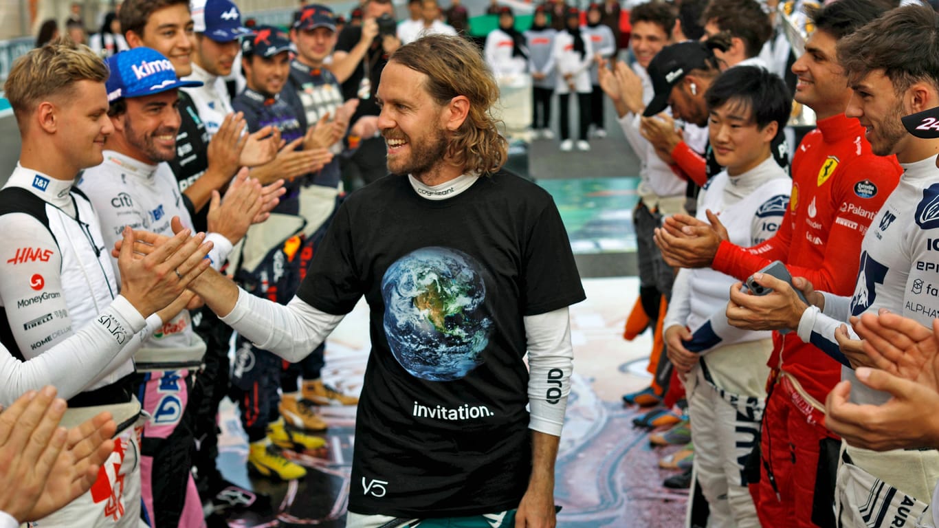 Sebastian Vettel: Er hat im letzten Rennen einen Punkt geholt und wurde von den Fahrer-Kollegen gefeiert.
