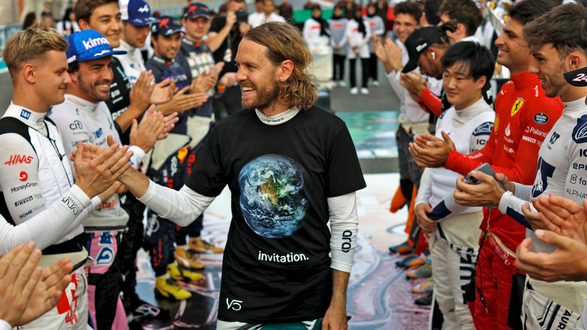 Sebastian Vettel: Er hat im letzten Rennen einen Punkt geholt und wurde von den Fahrer-Kollegen gefeiert. Sebastian Vettel: Er hat im letzten Rennen einen Punkt geholt und wurde von den Fahrer-Kollegen gefeiert.