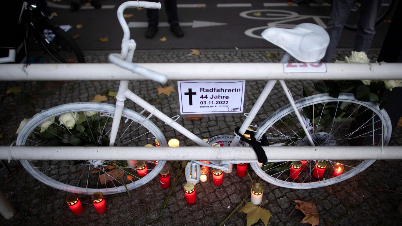 Geisterrad in Berlin (Archivbild): Im November starben bereits zwei Radfahrerinnen und ein Radfahrer.