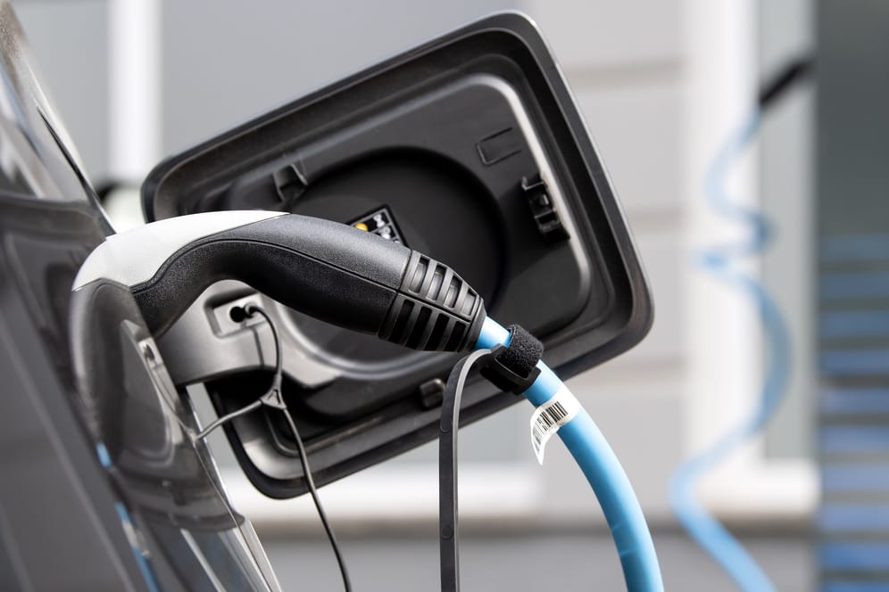 Neue Energie zapfen: Wer das zu Hause schnell und sicher machen will, kann sich eine Wallbox montieren lassen.